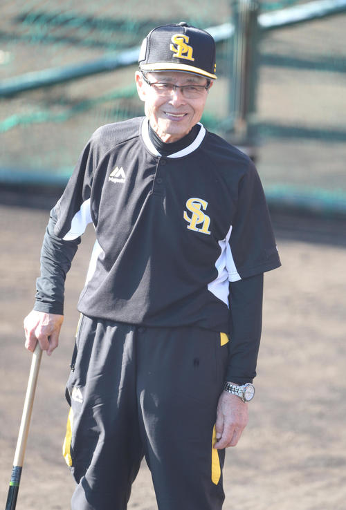 笑顔で練習を見るソフトバンク王球団会長(撮影・梅根麻紀)