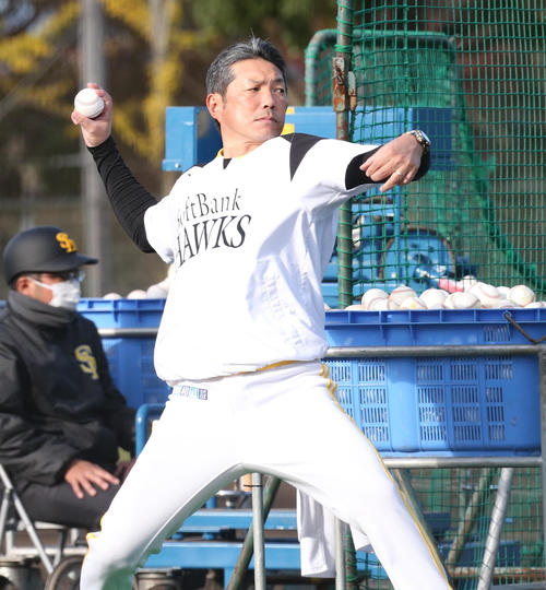 打撃投手をつとめる小久保2軍監督（撮影・梅根麻紀）