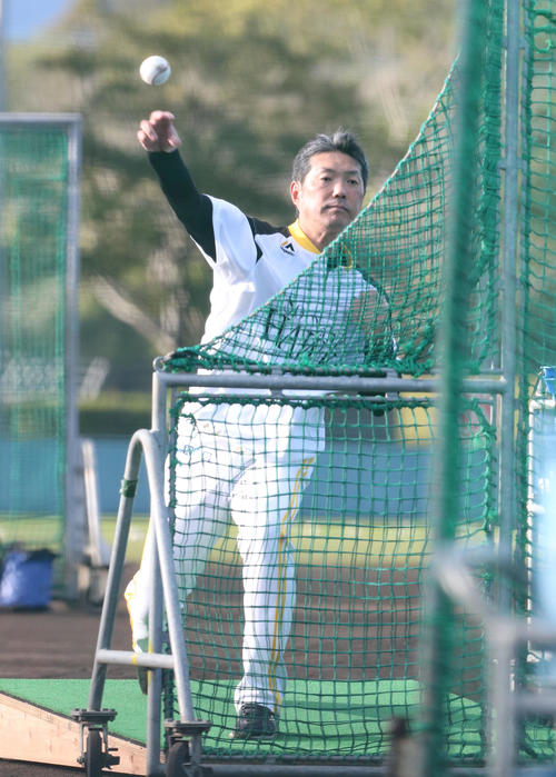 打撃投手をつとめた小久保裕紀2軍監督（撮影・梅根麻紀）