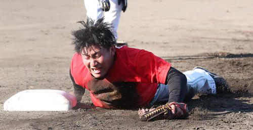 特守で藤本博史監督のノックを受ける野村大樹（2021年11月7日撮影）