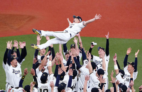 オリックス対ロッテ　日本シリーズ進出を決め、オリックスの選手たちに胴上げされる中嶋監督（撮影・江口和貴）