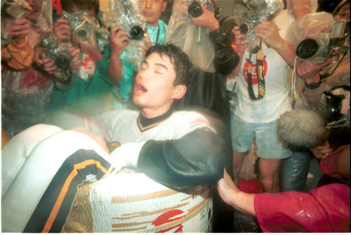 巨人を破って日本一となり、祝勝会で酒樽に投げ込まれ恍惚の表情のイチロー＝1996年10月24日