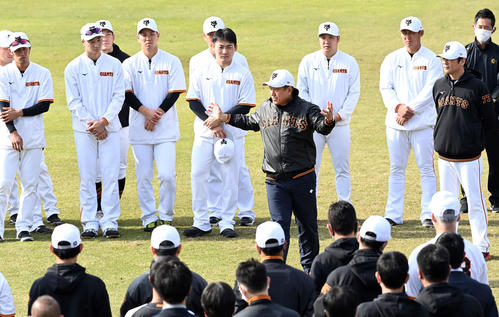 選手を集め話をする巨人原監督（2021年11月16日撮影）