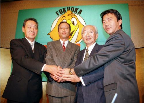 94年10月、ダイエーは王氏（左から2人目）の監督就任を発表し、左から根本監督、1人おいて中内功オーナー、中内正オーナー代行とガッチリ握手を交わす