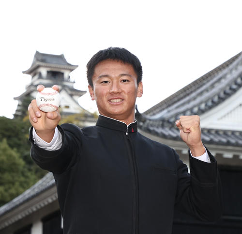 仮契約を終え高知城を背にポーズを決める阪神ドラフト1位指名の高知・森木（撮影・加藤哉）