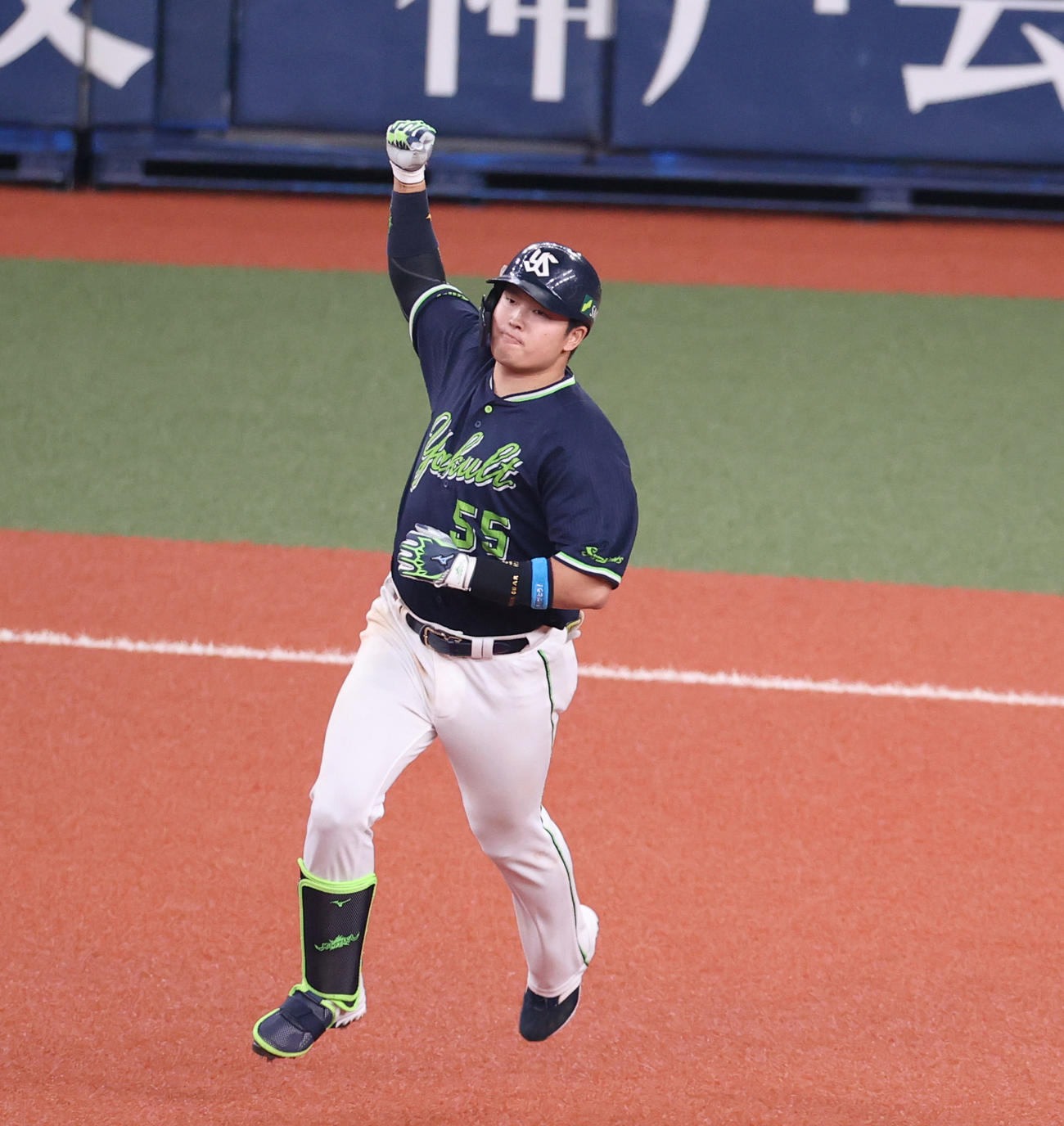 SMBC日本シリーズ2021第1戦　オリックス対ヤクルト　8回表、中越え2点本塁打を放ちガッツポーズの村上（2021年11月20日撮影）
