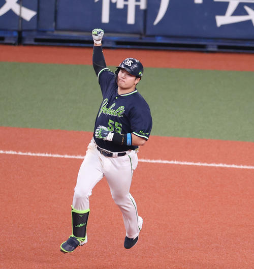 SMBC日本シリーズ2021第1戦　オリックス対ヤクルト　8回表、中越え2点本塁打を放ちガッツポーズの村上（2021年11月20日撮影）