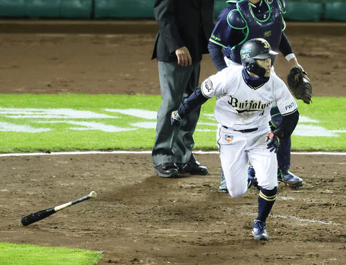 日本シリーズ第6戦　オリックス対ヤクルト　5回2死二塁、福田は左前適時打を放つ（2021年11月27日撮影）