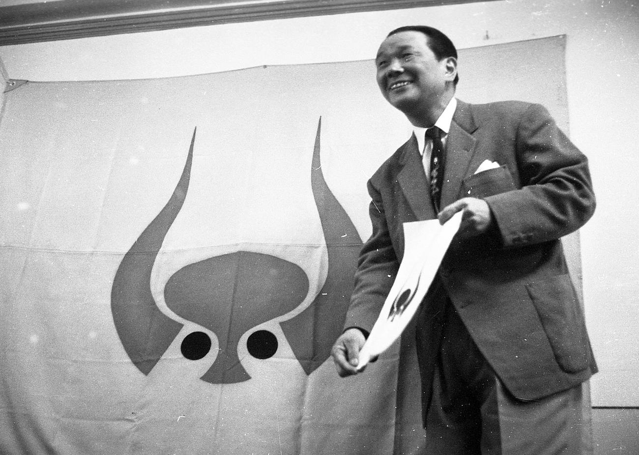 パールスからバファローにチーム名を変更した近鉄は、岡本太郎画伯がデザインした新球団旗を発表（1959年2月12日撮影）