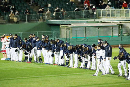 11月27日、ヤクルトに敗れて日本一を逃し、スタンドにあいさつするオリックスナイン
