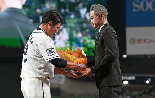 引退セレモニーで西武松坂（左）はサプライズ登場したイチロー氏から花束を受け取る（2021年12月4日撮影）