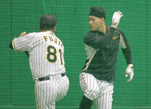 阪神藤井康コーチ（左）から指導を受ける佐藤輝（2021年11月22日撮影）