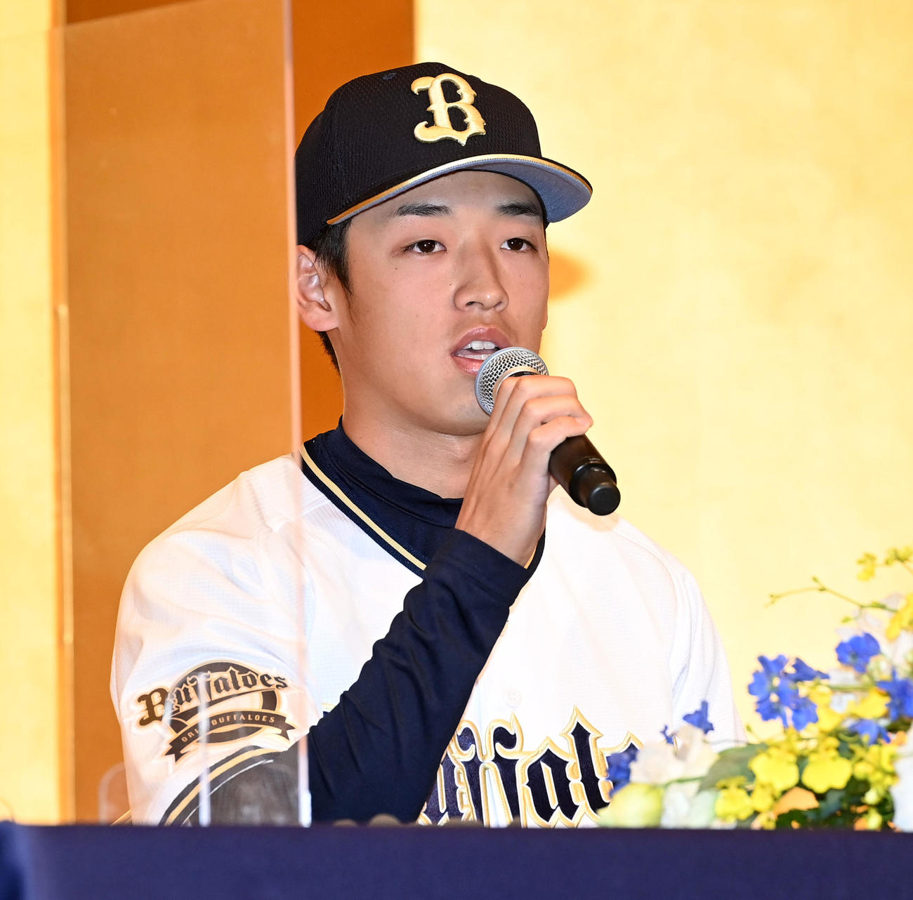 オリックス新人入団発表であいさつする渡部（撮影・前岡正明）