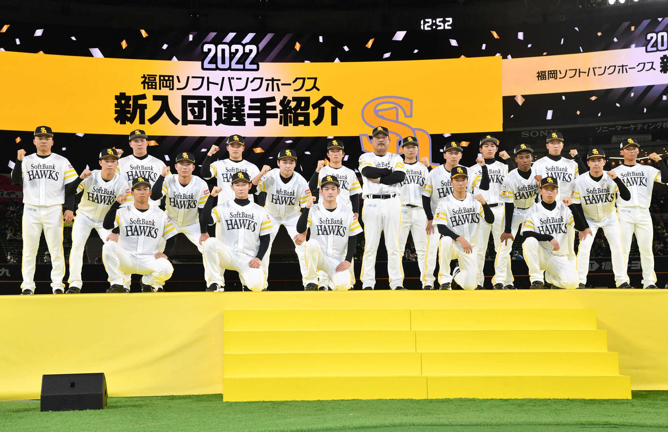ファンフェスティバルの新入団選手紹介で藤本監督を中心にポーズを決める選手たち（撮影・岩下翔太）