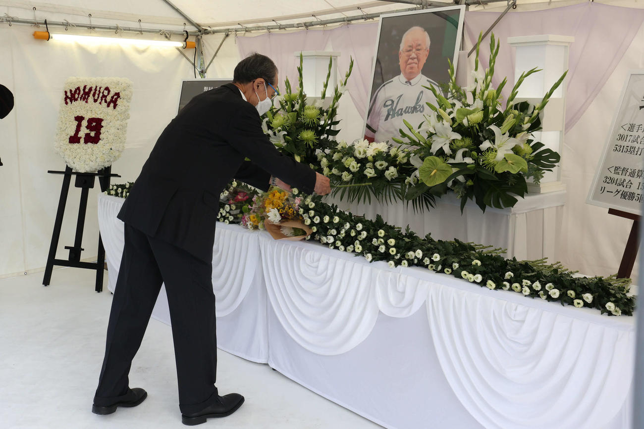 ペイペイドームに設置された野村克也さんの献花台で故人をしのぶソフトバンク王球団会長（球団提供）