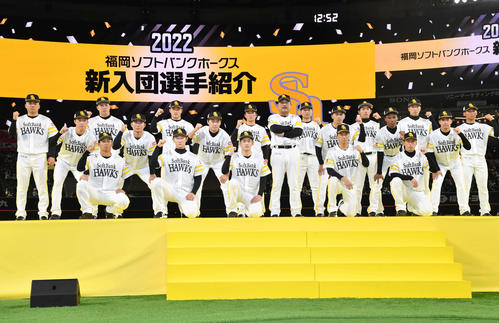 ファンフェスティバルの新入団選手紹介で藤本監督を中心にポーズを決める選手たち（撮影・岩下翔太）