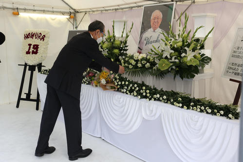 ペイペイドームに設置された野村克也さんの献花台で故人をしのぶソフトバンク王球団会長（球団提供）