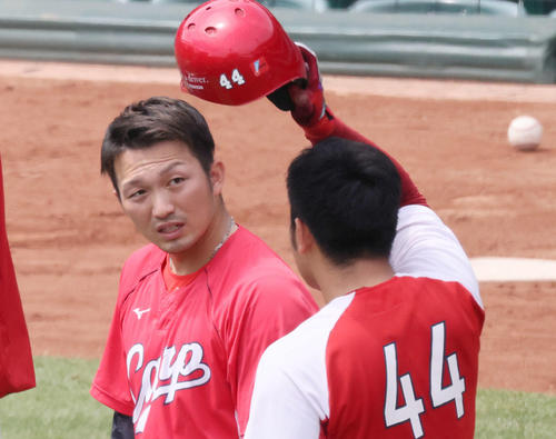 鈴木誠也（左）と林晃汰（2021年6月6日撮影）
