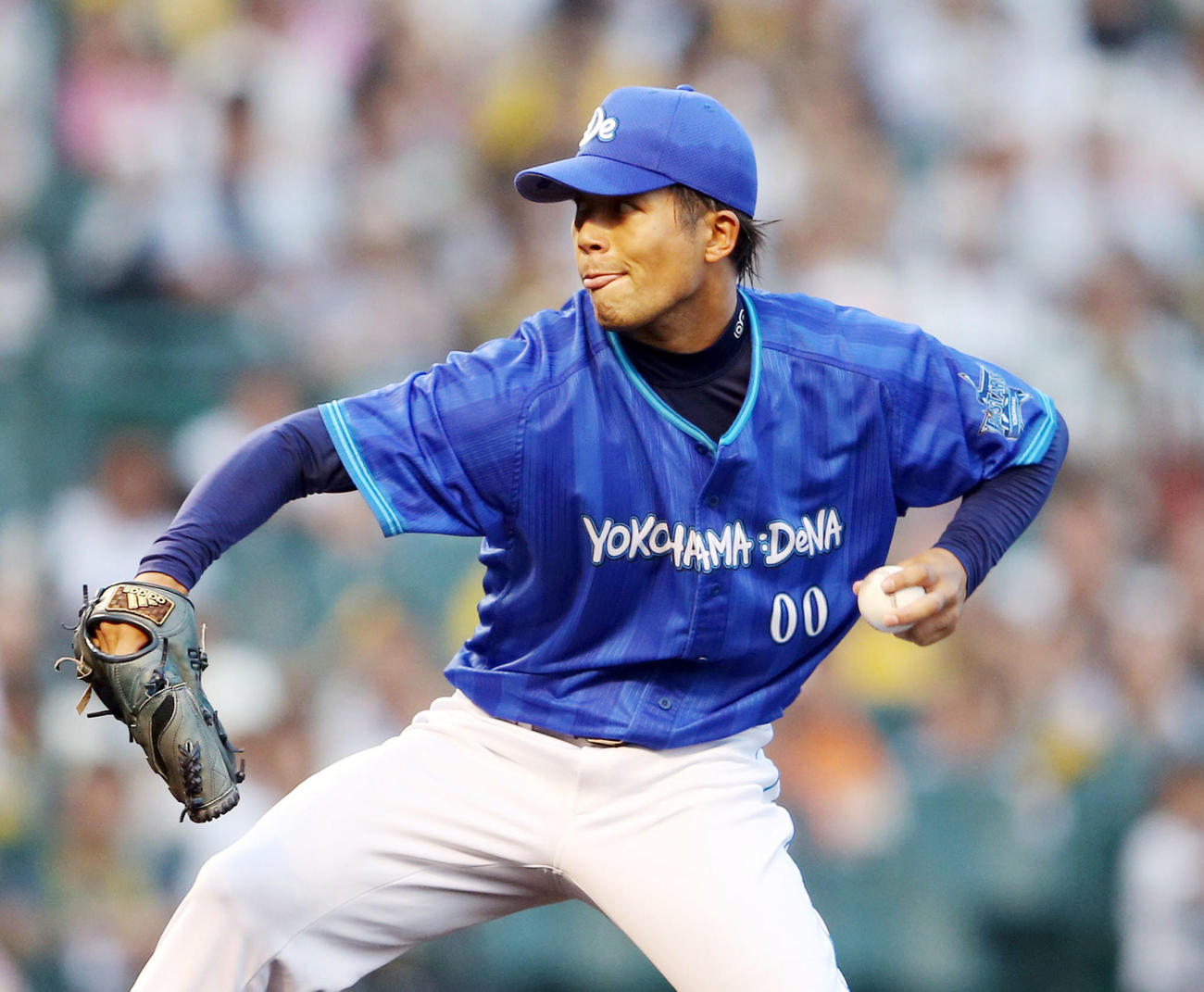13年、阪神戦で力投するDeNA藤井秀悟