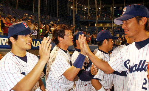 ハイタッチするヤクルト藤井（左）と高津（右）（2002年8月撮影）