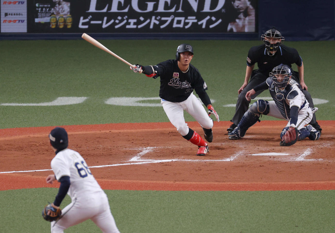 オリックス対ロッテ　7回表ロッテ2死二塁、中前適時打を放つ佐藤都志也（2021年11月12日）