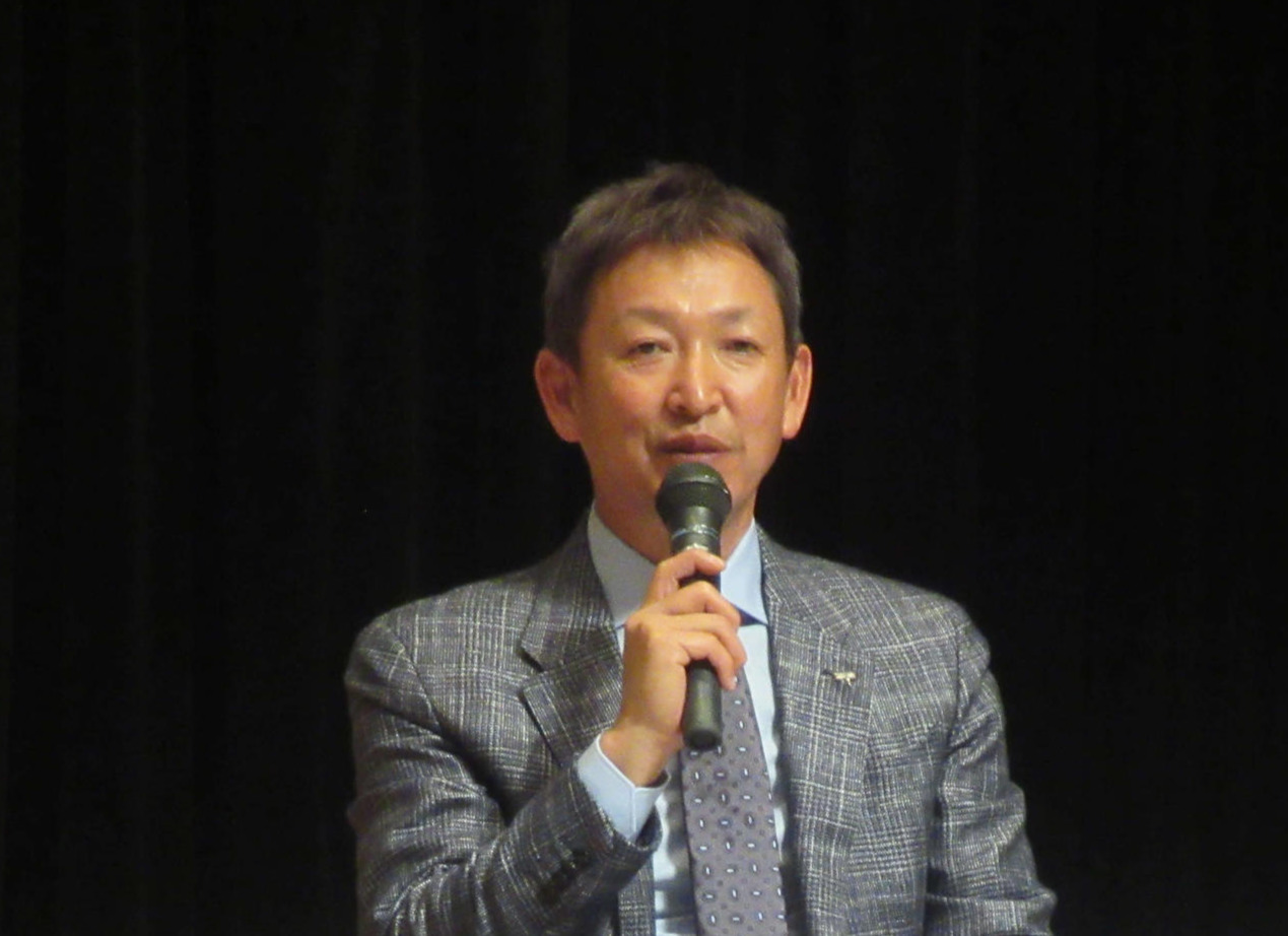 ぎふベースボールフォーラム2021で少年球児たちの質問に答える中日立浪監督（2021年12月14日撮影）