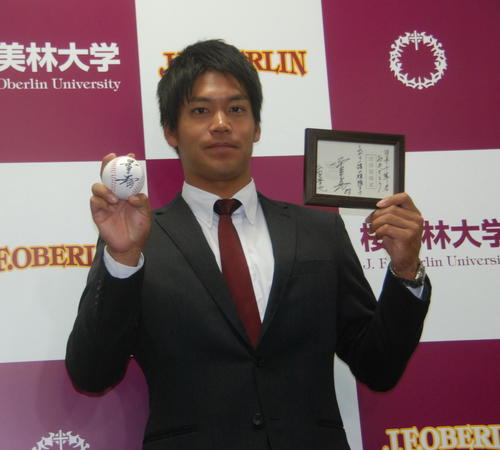 伊東監督のサインが入ったボールと交渉権獲得の紙を手にするロッテのドラフト1位、桜美林大・佐々木（2016年10月24日撮影）