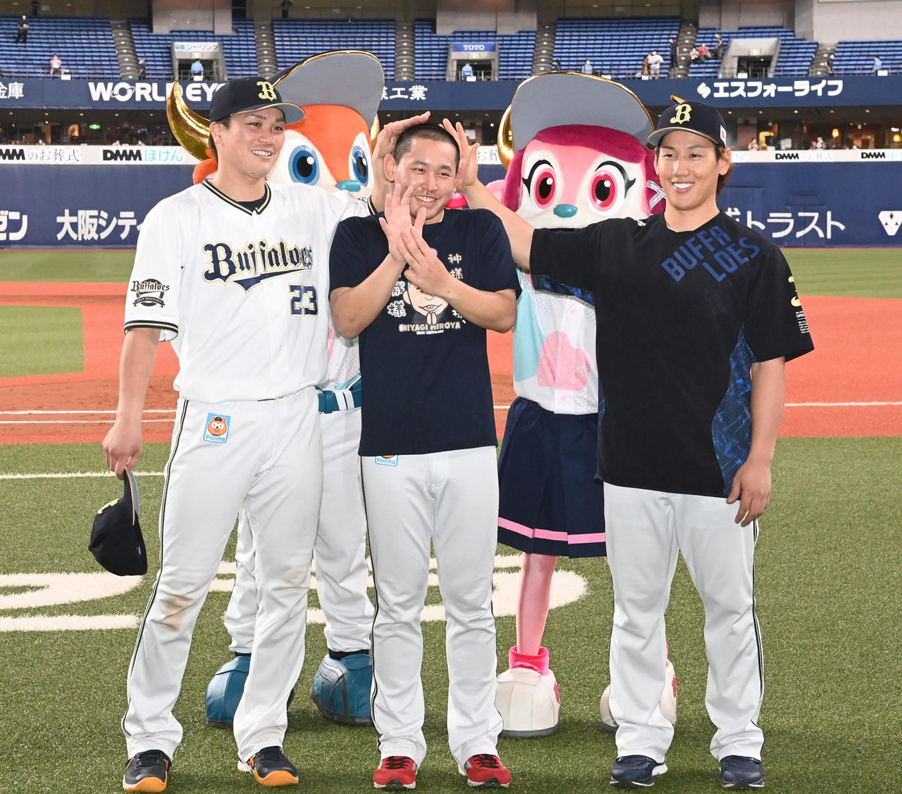 オリックス対西武　8勝目を挙げた宮城（中央）は、伏見（左）、吉田正に頭をなでられる（2021年6月27日）