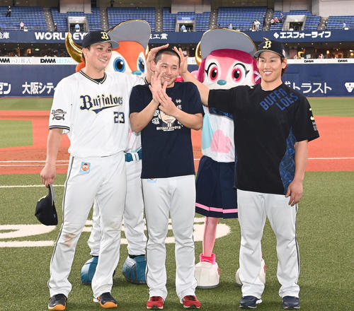 オリックス対西武 8勝目を挙げた宮城(中央)は、伏見(左)、吉田正に頭をなでられる(2021年6月27日)