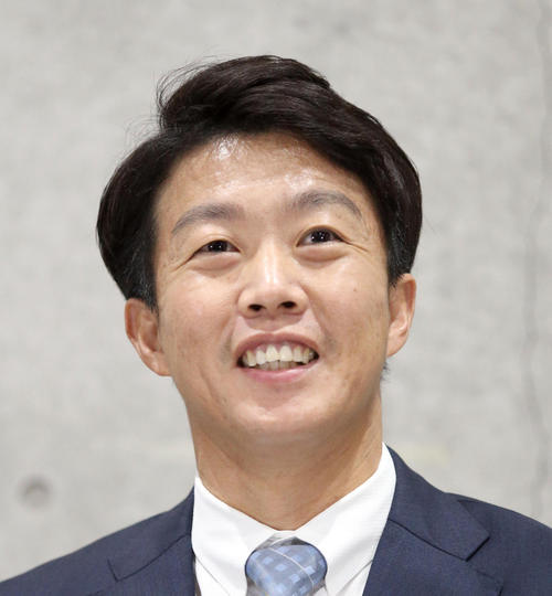 笑顔で引退会見に臨む鶴岡慎也氏（2021年12月13日撮影）
