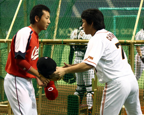 試合前の練習で、7日に死球を与えた今村（左）から謝罪された長野は、手を差し出し握手をかわした（2011年8月12日撮影）