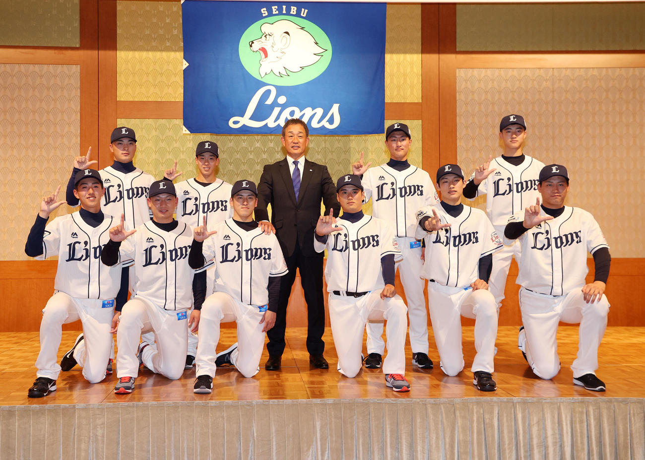 西武入団発表で写真に納まる。前列左から黒田、古賀、隅田、佐藤、羽田、中山、後列左から川村、滝沢、辻監督、古市、菅井（撮影・鈴木正人）