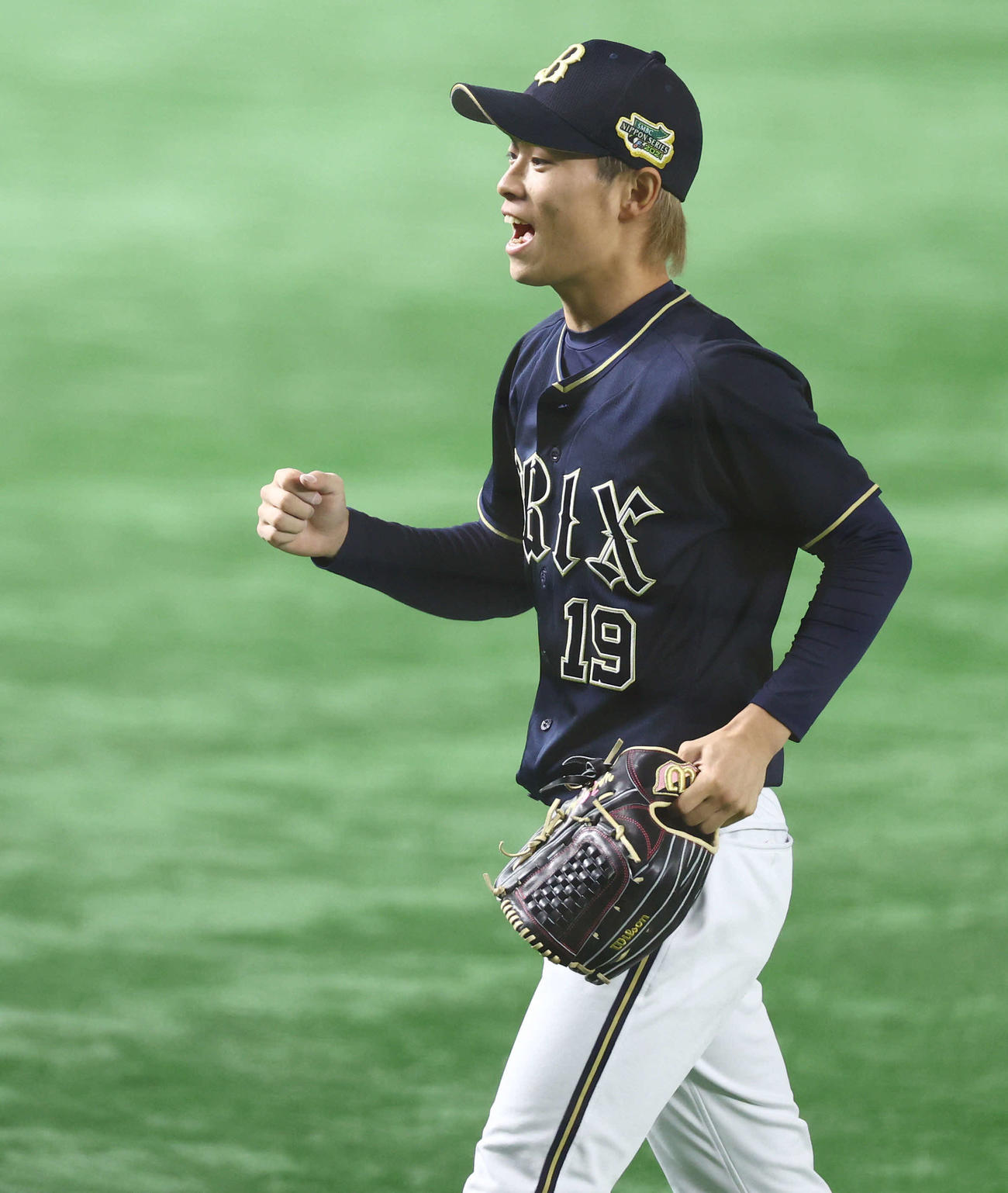 ヤクルト対オリックス　8回裏ヤクルトの後続を抑えガッツポーズする山岡（2021年11月25日撮影）