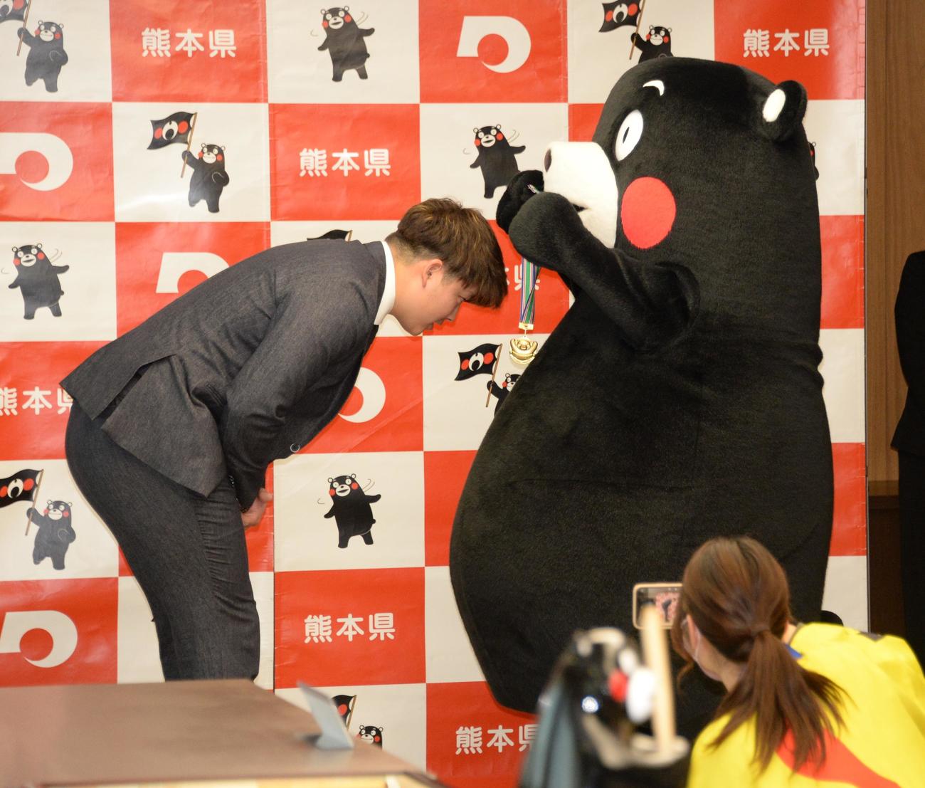 「くまもと夢づくり賞」を受賞したヤクルト村上は、くまモンから特製の金メダルを授与される（撮影・鈴木正章）
