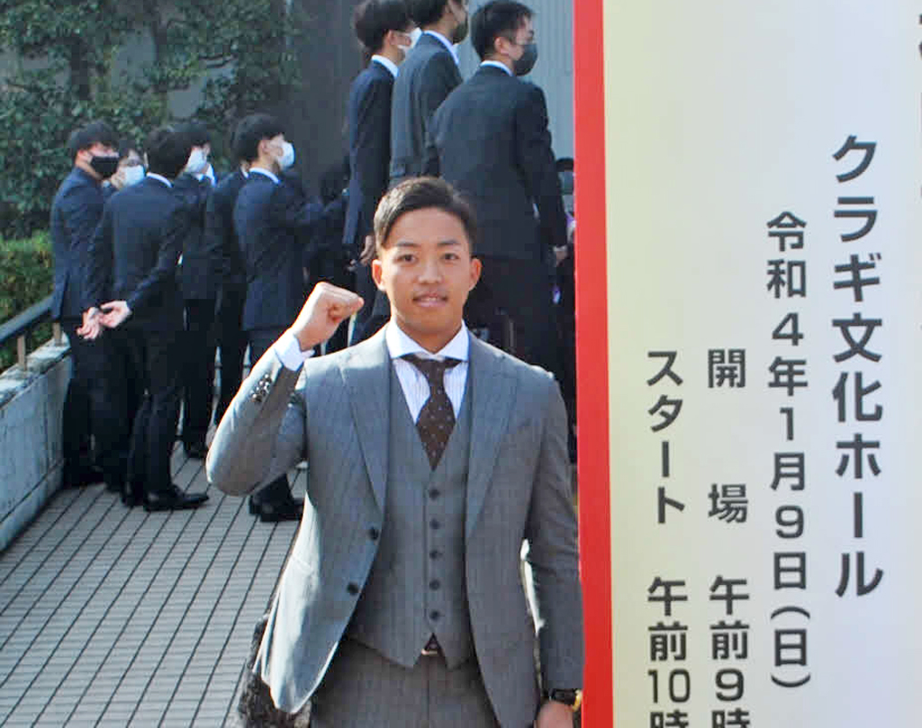 地元三重・松阪市の成人式に出席した中日岡林（撮影・伊東大介）