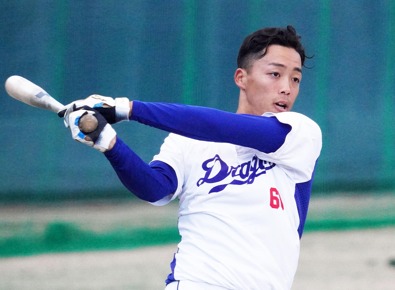 昨年の秋季キャンプでバットを振り込む中日岡林勇希（2021年11月11日撮影）