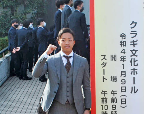 地元三重・松阪市の成人式に出席した中日岡林（撮影・伊東大介）