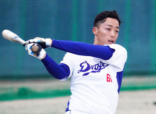 昨年の秋季キャンプでバットを振り込む中日岡林勇希（2021年11月11日撮影）