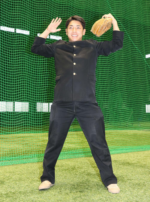 母校宇部工にちなんで「山ポーズ」するドラフト4位のヤクルト小森（撮影・鈴木正人）