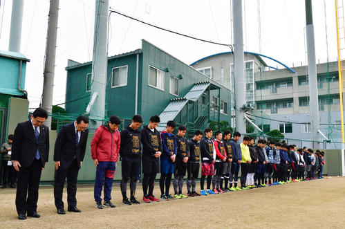 阪神・淡路大震災の犠牲者を悼み、鳴尾浜で黙とうをささげる阪神の選手たち（2020年1月17日撮影）