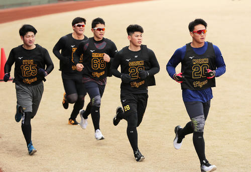 新人合同自主トレの3000m走で先頭を走る森木大智（右端）（2022年1月22日撮影）