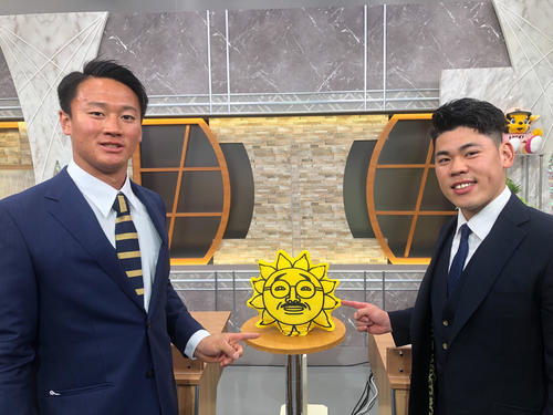 サンテレビ熱血タイガース党にリモート出演した森木（左）と鈴木（球団提供）