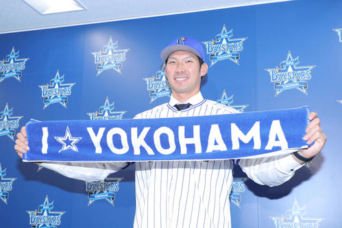 「I☆YOKOHAMA」のタオルを手に笑顔を見せるDeNA大田（2021年12月20日撮影）