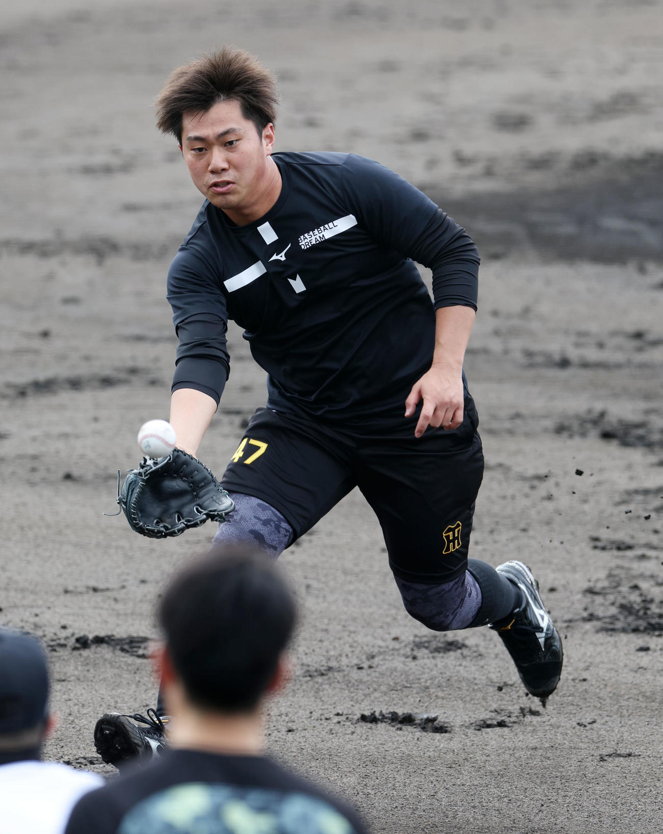 投内連係プレーの練習で本塁にトスする桐敷（撮影・加藤哉）