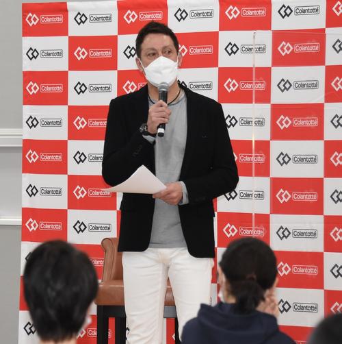 ヤクルト奥川のトークイベントでMCを務めたパトリック・ユウ（撮影・鈴木正章）