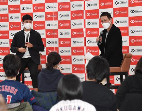 トークイベントに出演したヤクルト奥川。右はMCのパトリック・ユウ（撮影・鈴木正章）
