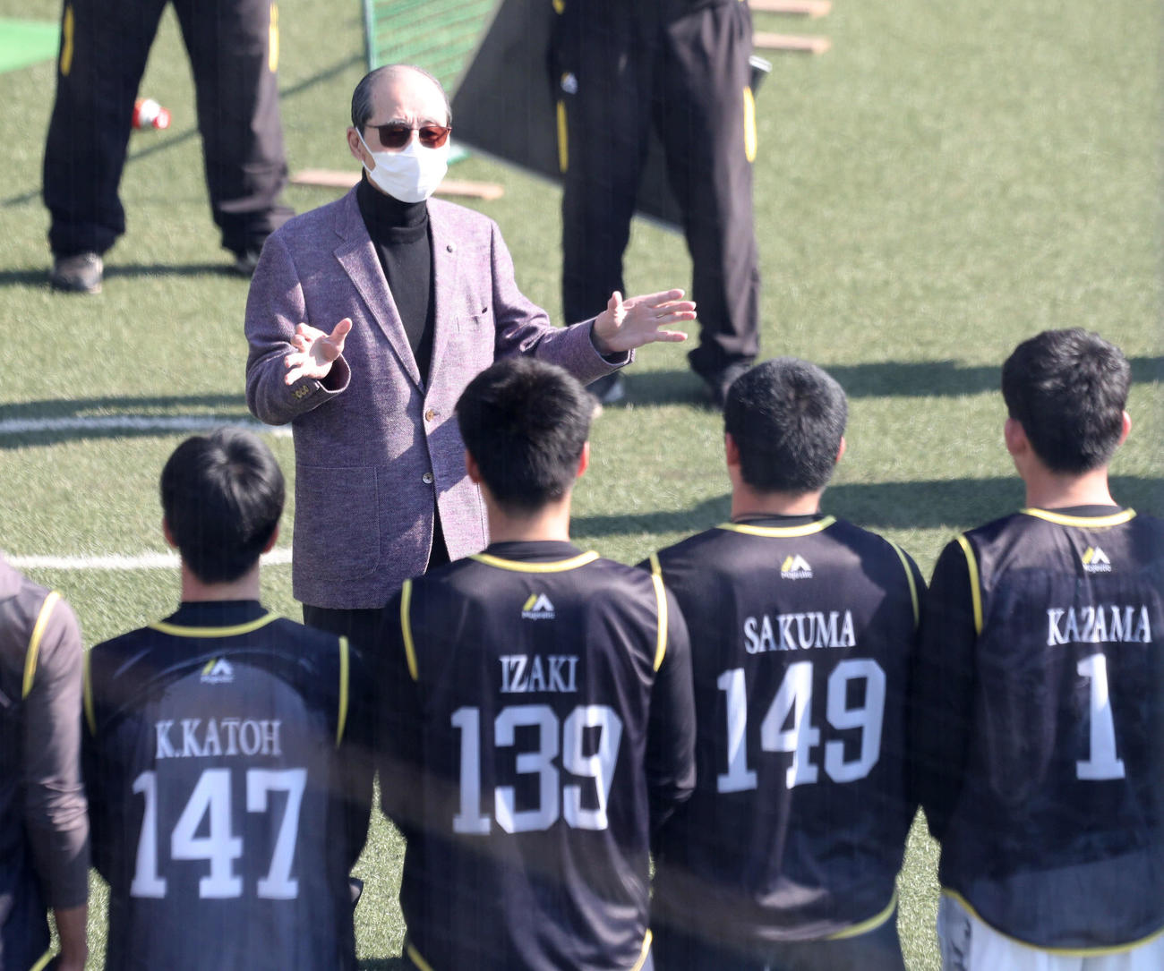 ルーキーに話をするソフトバンク王球団会長（2022年1月19日撮影）