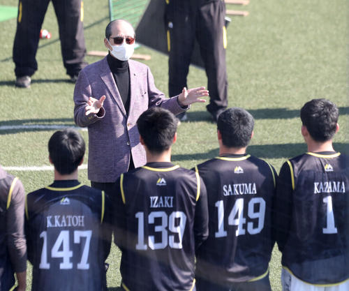 ルーキーに話をするソフトバンク王球団会長（2022年1月19日撮影）