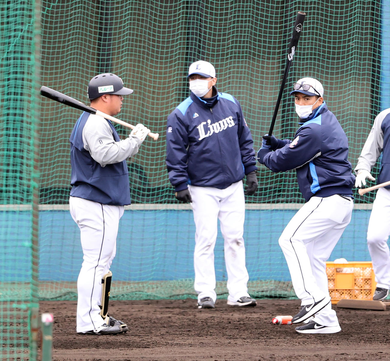 西武の春季キャンプ2日目、フリー打撃を終えた渡部（左）は松井ヘッドコーチから打撃指導される（2022年2月2日撮影）