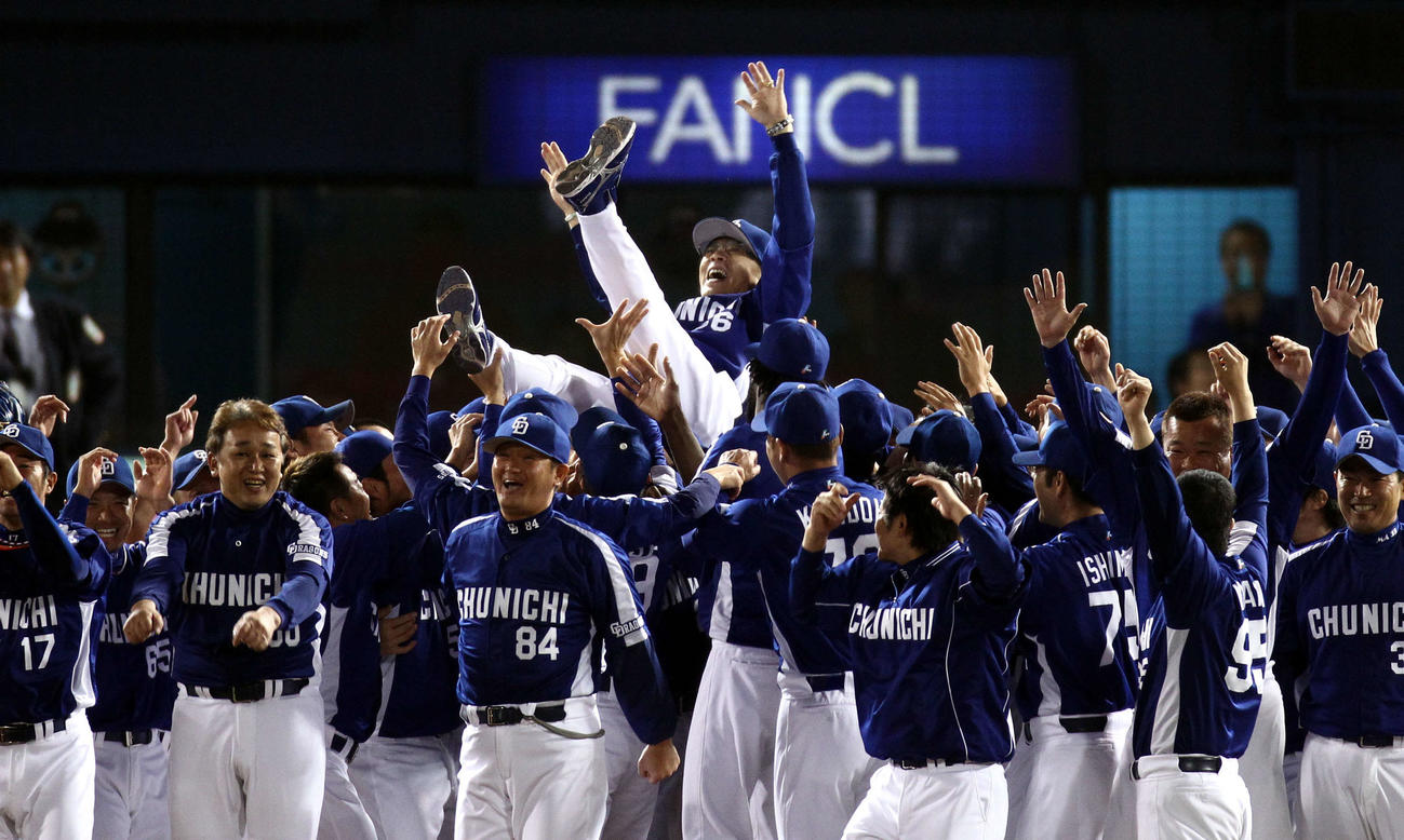11年10月、リーグ優勝し胴上げされる中日落合監督